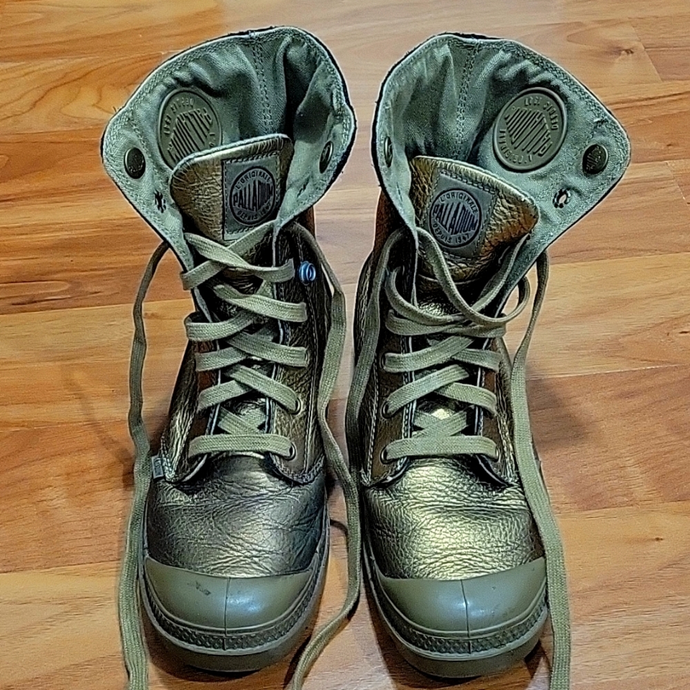 Women Palladium boots size 7